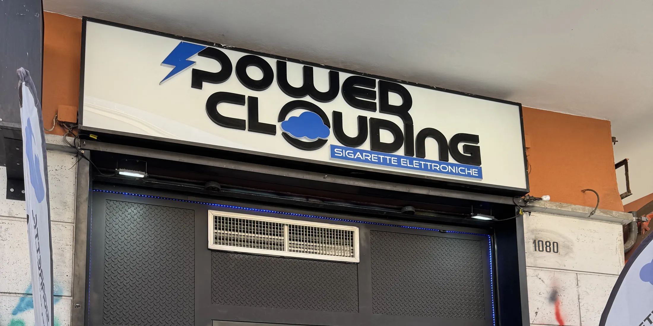 L'insegna di Power Clouding sopra l'ingresso in Via Tuscolana 1080