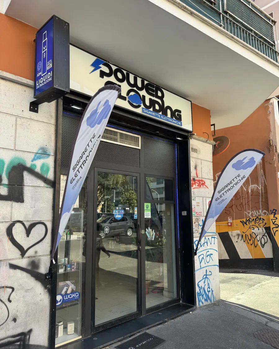 La facciata del negozio su Via Tuscolana