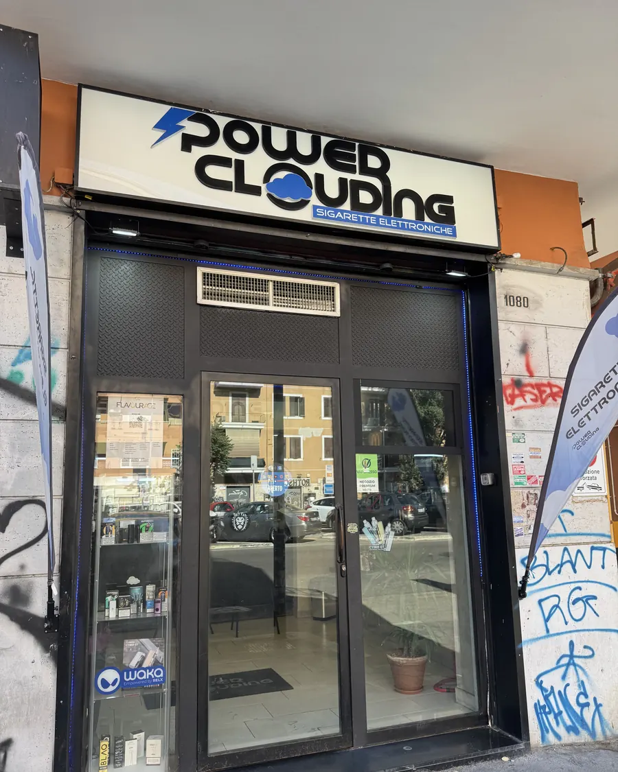 L'insegna Power Clouding sopra l'ingresso